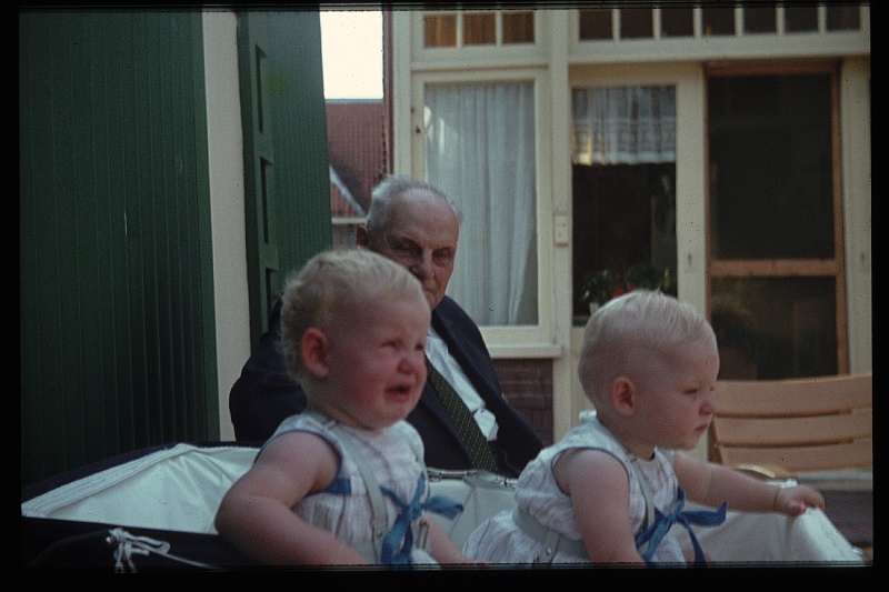 25.Driebergen jul 1964 Opa,Brigitte,Marion.JPG